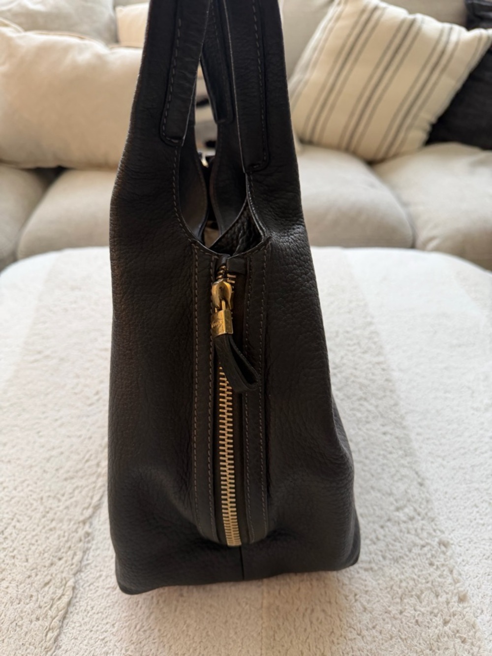 Tod's Black Leather Shoulder Bag with Gold Hardware - Picture 2 of 13